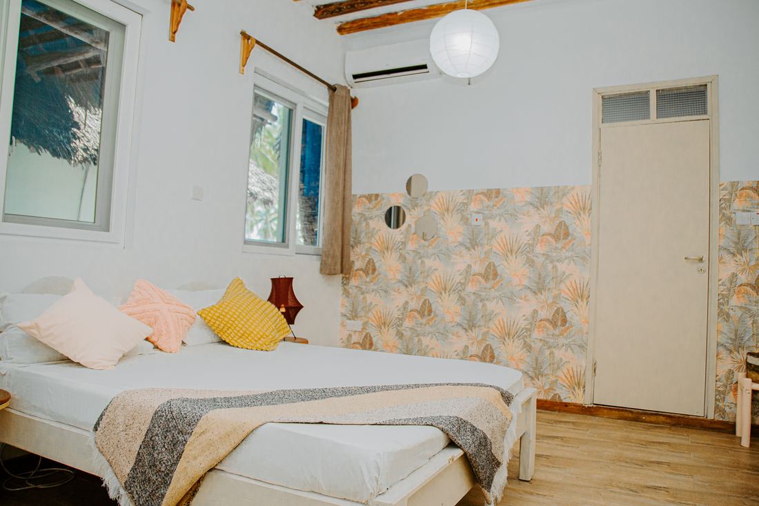 Room with patterned wallpaper and yellow cushions